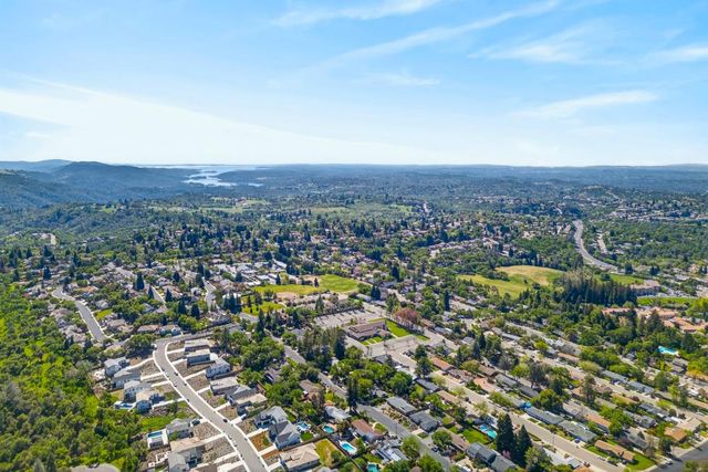 305 Riverview Dr, Auburn, CA 95603