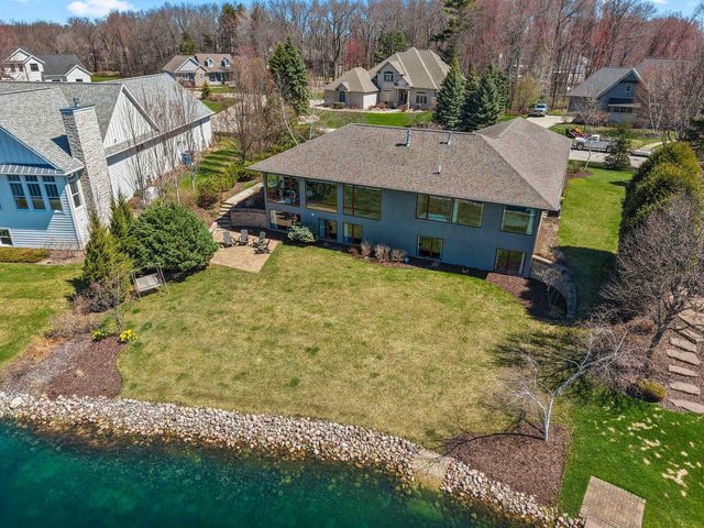 2405 CROWN POINTE BOULEVARD, Suamico, WI 54173
