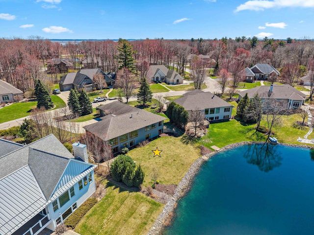 2405 CROWN POINTE BOULEVARD, Suamico, WI 54173