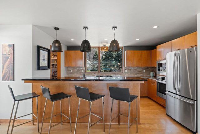 2405 CROWN POINTE BOULEVARD, Suamico, WI 54173