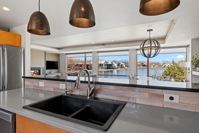 2405 CROWN POINTE BOULEVARD, Suamico, WI 54173
