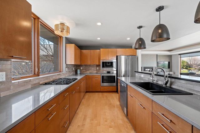 2405 CROWN POINTE BOULEVARD, Suamico, WI 54173