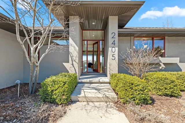 2405 CROWN POINTE BOULEVARD, Suamico, WI 54173