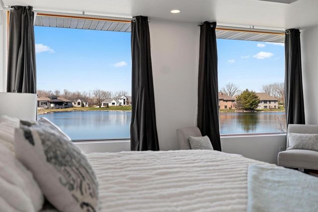 2405 CROWN POINTE BOULEVARD, Suamico, WI 54173