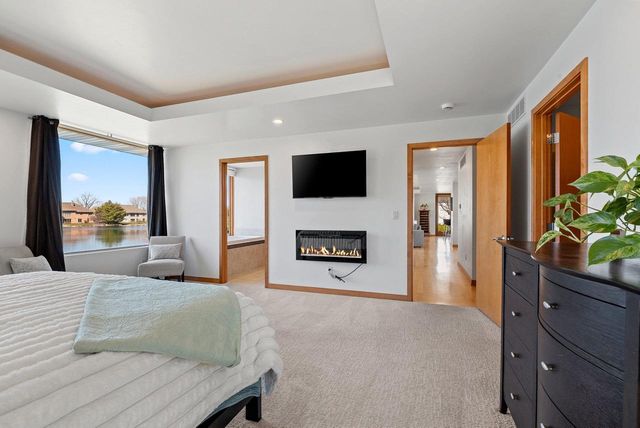 2405 CROWN POINTE BOULEVARD, Suamico, WI 54173