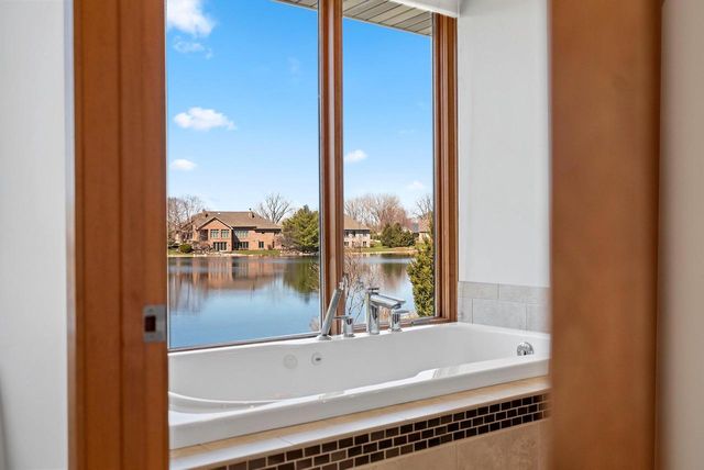 2405 CROWN POINTE BOULEVARD, Suamico, WI 54173