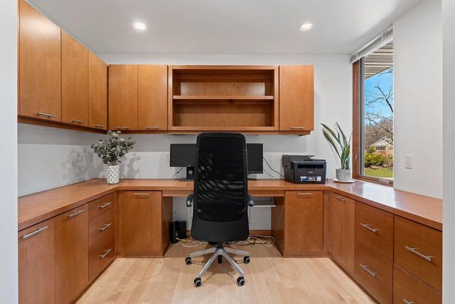 2405 CROWN POINTE BOULEVARD, Suamico, WI 54173