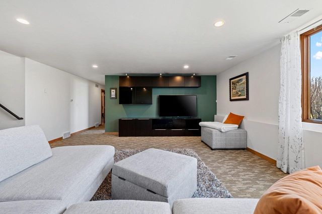 2405 CROWN POINTE BOULEVARD, Suamico, WI 54173