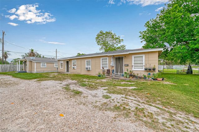 824 2nd Avenue N, Texas City, TX 77590