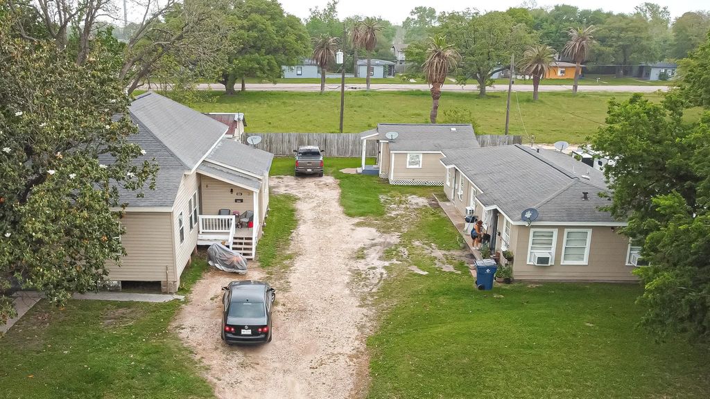 824 2nd Avenue N, Texas City, TX 77590