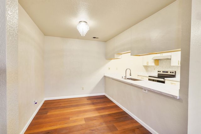 7 Town Square Pl, Oakland, CA 94603