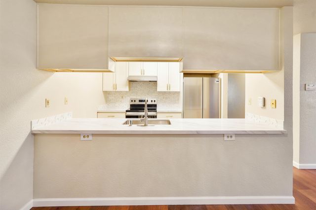 7 Town Square Pl, Oakland, CA 94603