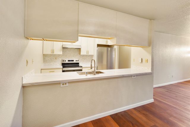 7 Town Square Pl, Oakland, CA 94603