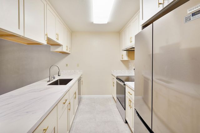 7 Town Square Pl, Oakland, CA 94603