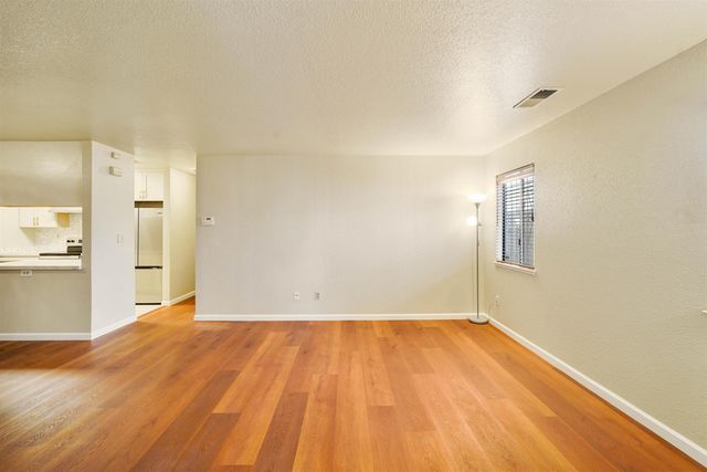 7 Town Square Pl, Oakland, CA 94603