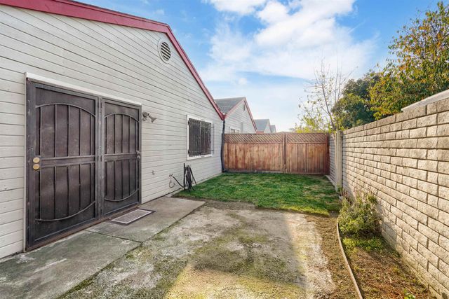 7 Town Square Pl, Oakland, CA 94603