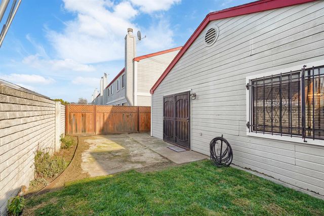 7 Town Square Pl, Oakland, CA 94603