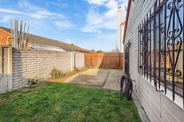 7 Town Square Pl, Oakland, CA 94603