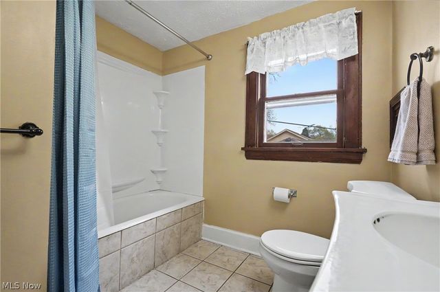 2782 Oakwood Drive, Cuyahoga Falls, OH 44221