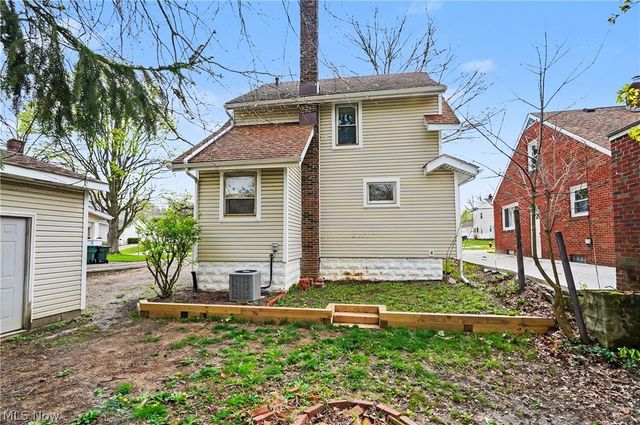 2782 Oakwood Drive, Cuyahoga Falls, OH 44221