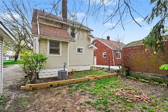 2782 Oakwood Drive, Cuyahoga Falls, OH 44221