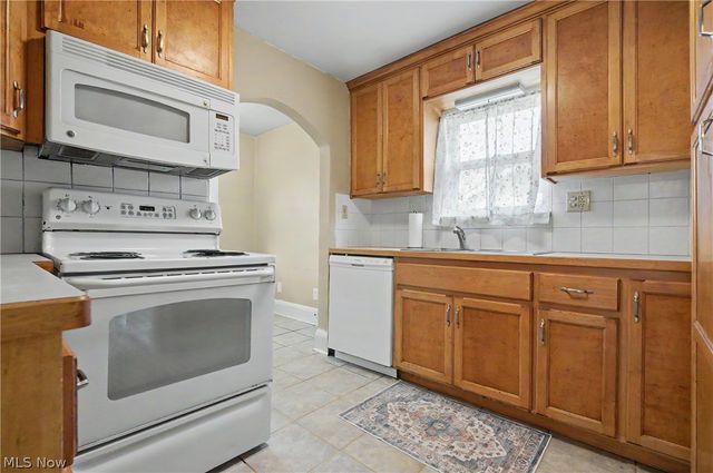 2782 Oakwood Drive, Cuyahoga Falls, OH 44221