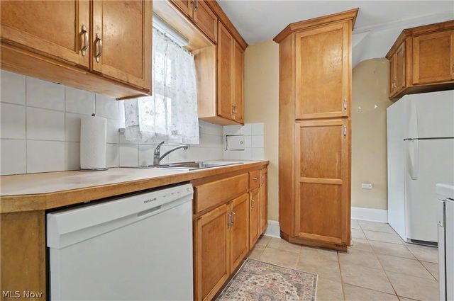 2782 Oakwood Drive, Cuyahoga Falls, OH 44221