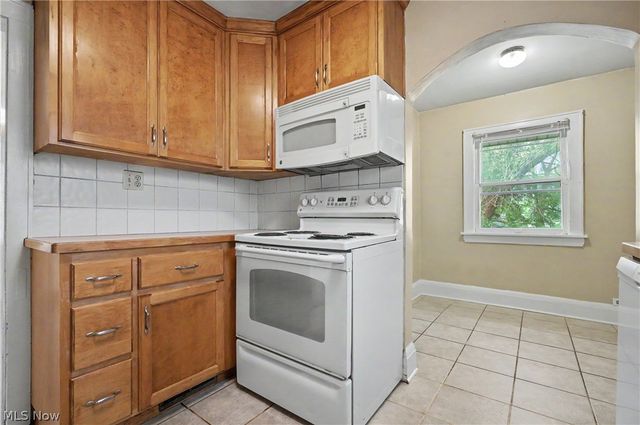 2782 Oakwood Drive, Cuyahoga Falls, OH 44221