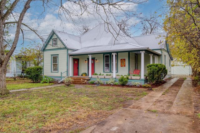 705 Hudgins ST, Smithville, TX 78957