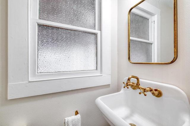 705 Hudgins ST, Smithville, TX 78957