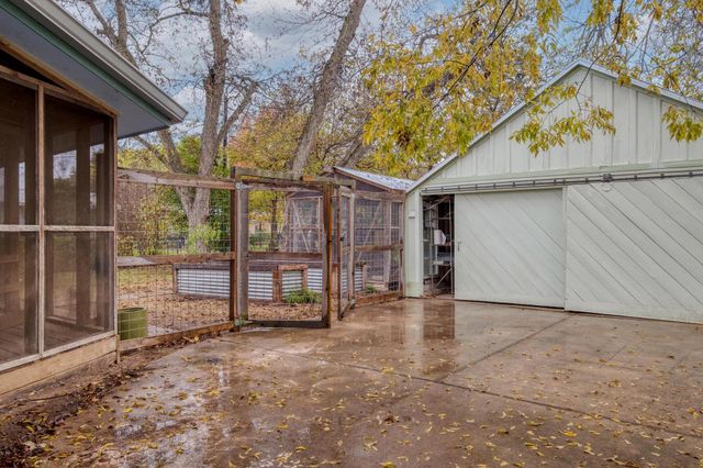 705 Hudgins ST, Smithville, TX 78957