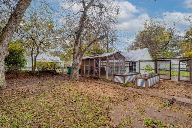 705 Hudgins ST, Smithville, TX 78957