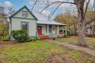 705 Hudgins ST, Smithville, TX 78957