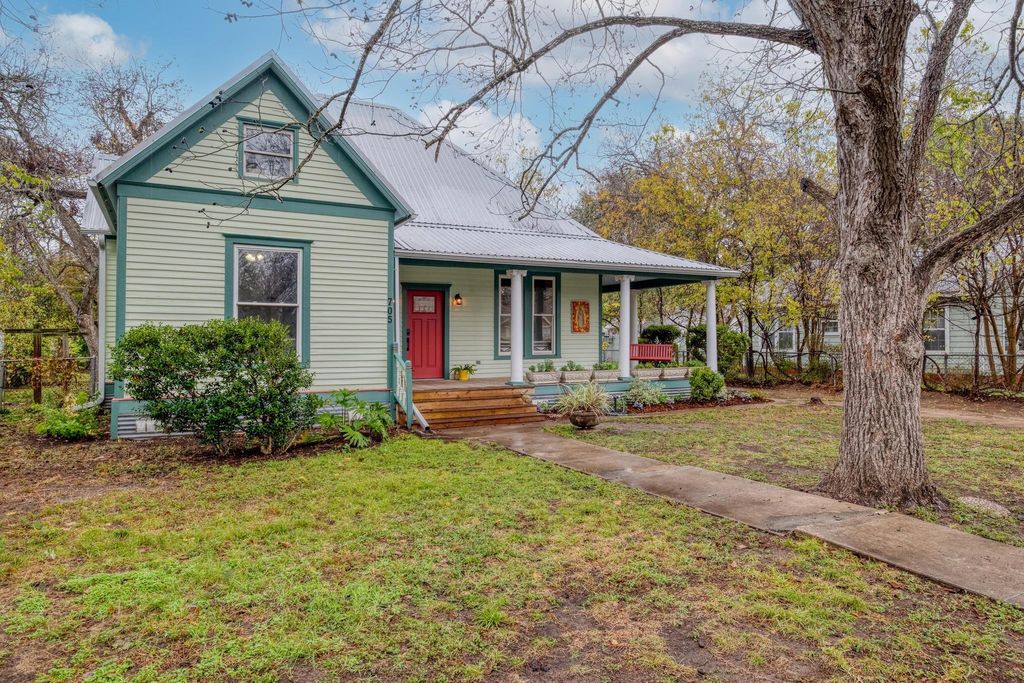 705 Hudgins ST, Smithville, TX 78957