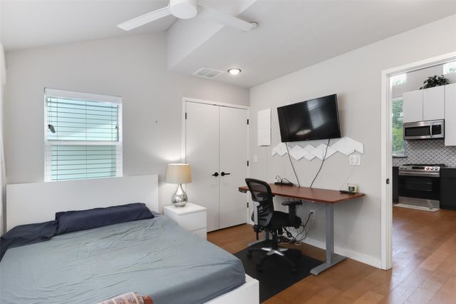913 Duncan LN 101, Austin, TX 78705