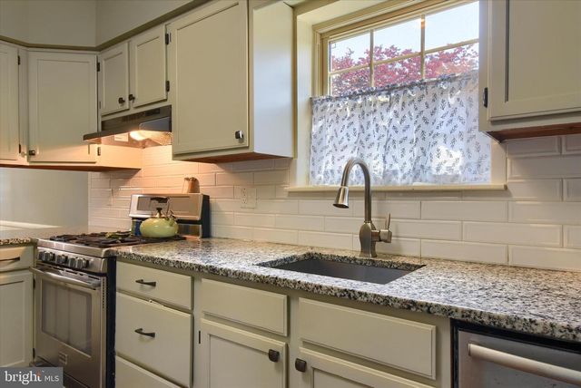 8 HAVERFORD CIR, Manchester, PA 17345
