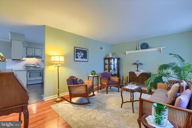 8 HAVERFORD CIR, Manchester, PA 17345