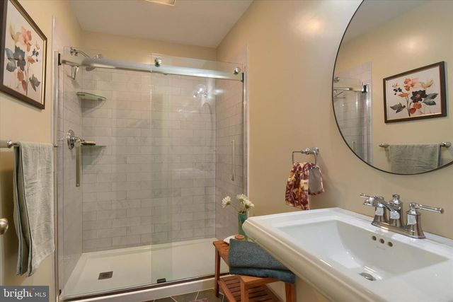 8 HAVERFORD CIR, Manchester, PA 17345