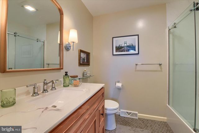 8 HAVERFORD CIR, Manchester, PA 17345