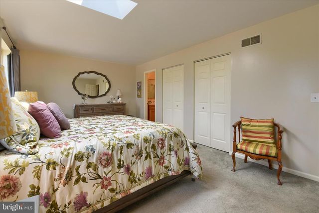 8 HAVERFORD CIR, Manchester, PA 17345