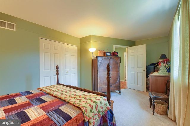 8 HAVERFORD CIR, Manchester, PA 17345