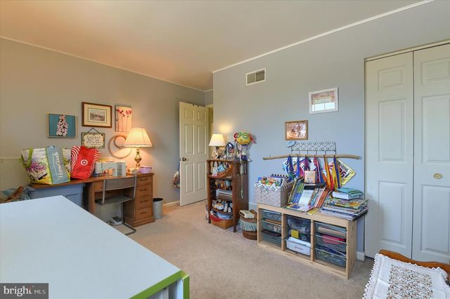 8 HAVERFORD CIR, Manchester, PA 17345