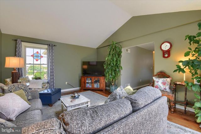 8 HAVERFORD CIR, Manchester, PA 17345
