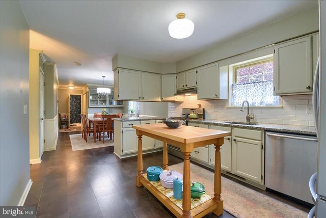 8 HAVERFORD CIR, Manchester, PA 17345