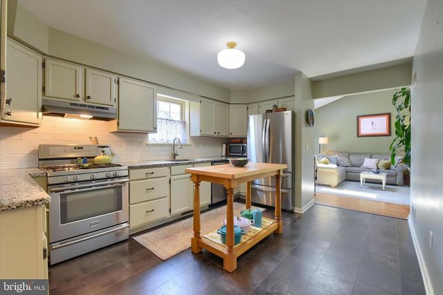 8 HAVERFORD CIR, Manchester, PA 17345