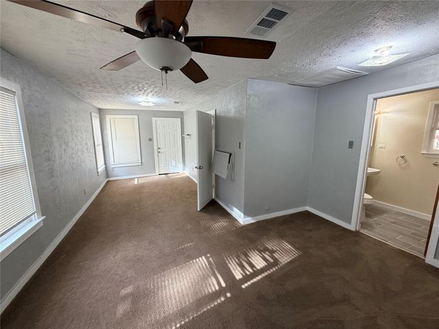 1322 Avenue N B, Huntsville, TX 77340
