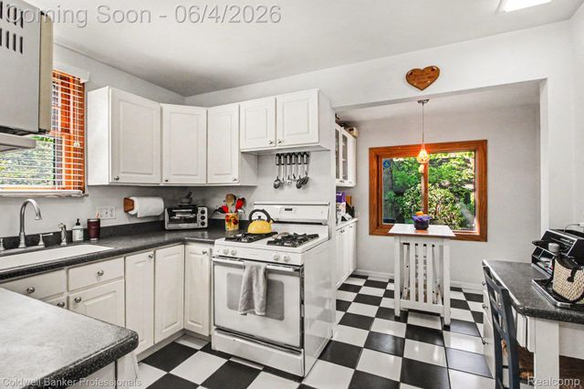 42 Wellesley Drive, Pleasant Ridge, MI 48069