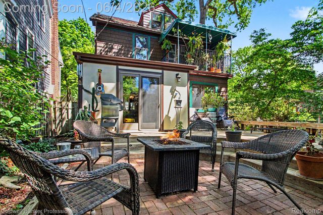 42 Wellesley Drive, Pleasant Ridge, MI 48069