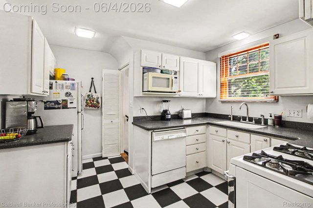 42 Wellesley Drive, Pleasant Ridge, MI 48069