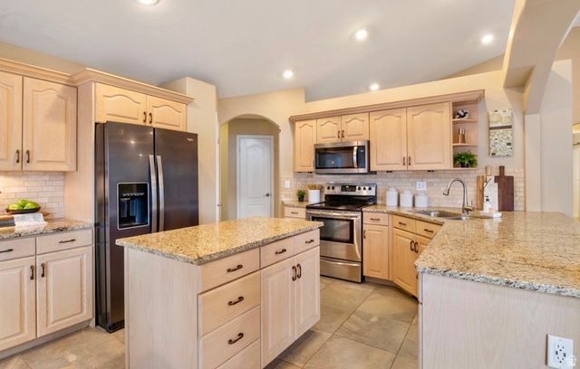 874 AVALON HILLS DR, Ogden, UT 84404